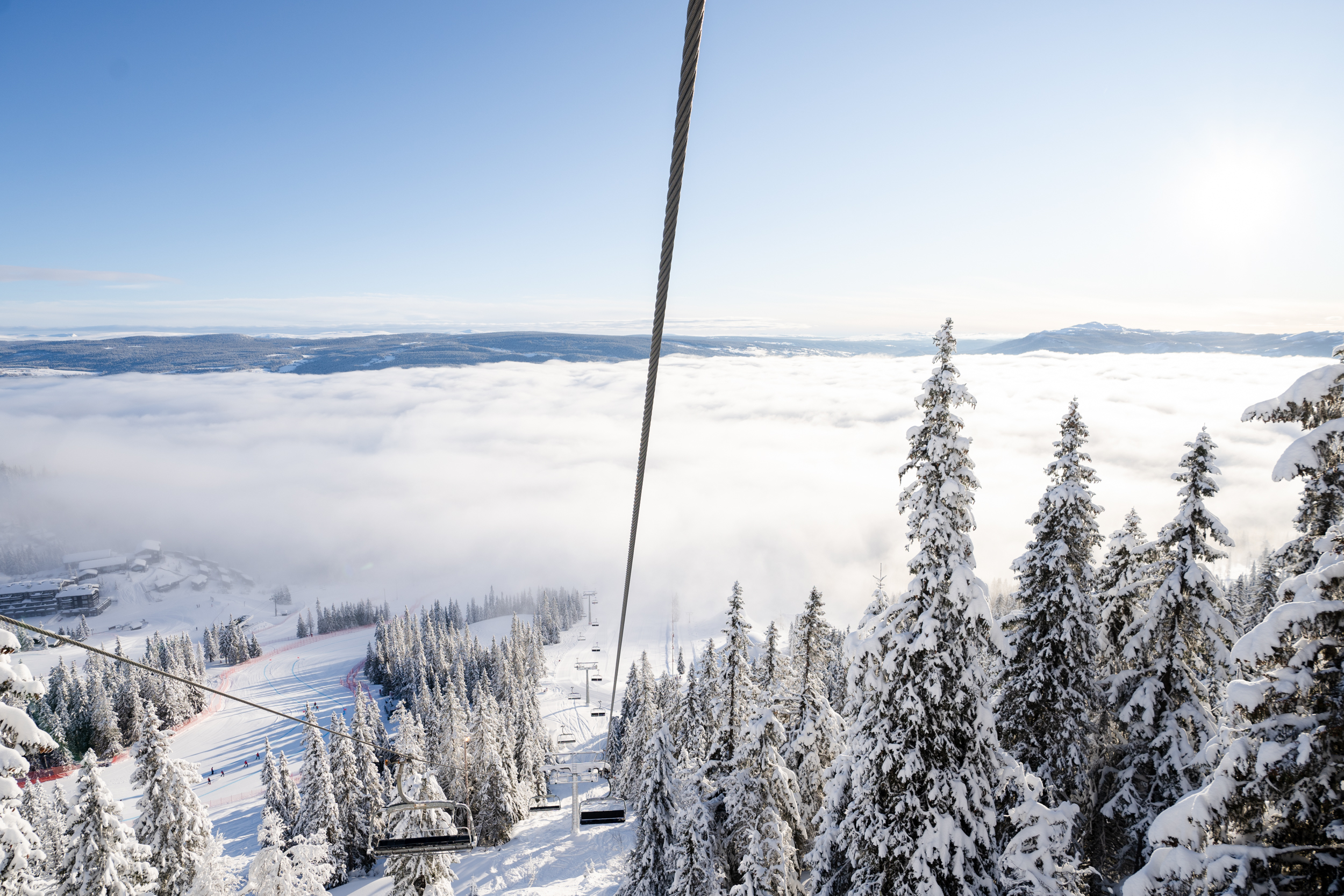 Opp av tåka nedi dalen, til flotte forhold på toppen. Foto: Norges Skiforbund.