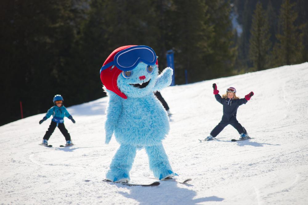Jøkul maskot på ski med barna